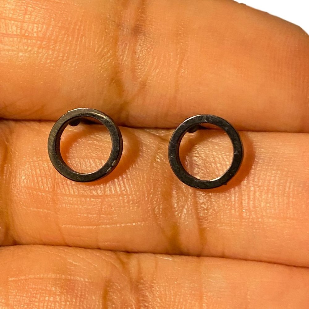 Circle black stainless steel stud earrings